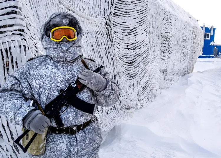 Soldado sostiene una ametralladora mientras patrulla la base militar rusa del norte en la isla Kotelny, más allá del círculo polar ártico, el 3 de abril de 2019. Créditos: Maxime Popov/AFP vía Getty