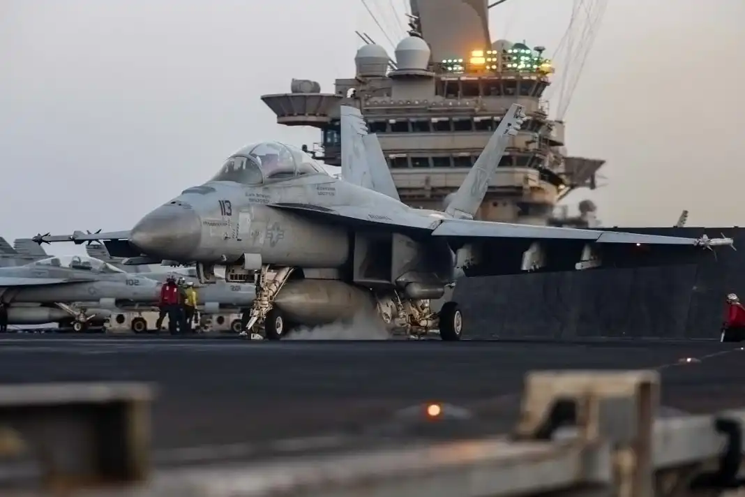 Mientras los hutíes reclaman otro ataque al portaaviones, se intensifican los combates y las pérdidas de F/A-18 del USS Truman