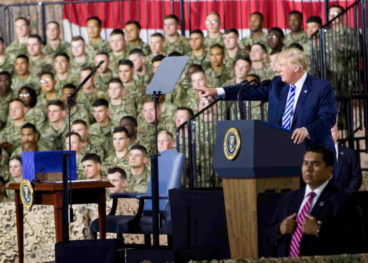 El presidente Donald Trump se dirige a soldados y personal de Fort Drum durante la ceremonia de firma de la Ley de Autorización de Defensa Nacional para el año fiscal 2019, el 13 de agosto de 2018. Créditos: Asuntos Públicos Fort Drum