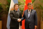 Javier Milei deberá enfriar la relación con China para mantener el apoyo de Estados Unidos, según le pidió Donald Trump