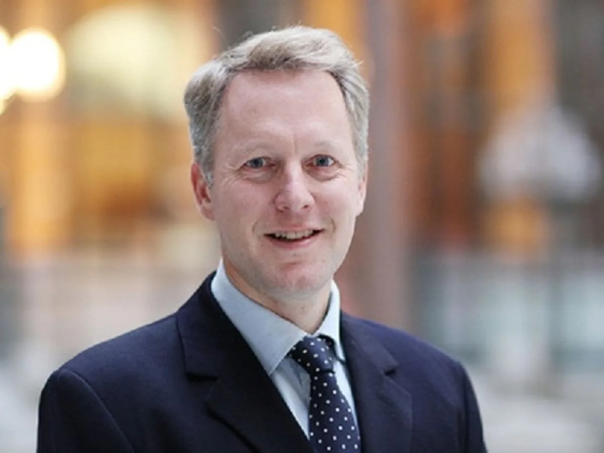 ¿Quién es el nuevo embajador del Reino Unido en Argentina y cuál es su relación con una empresa de hidrocarburos en las Islas Malvinas?