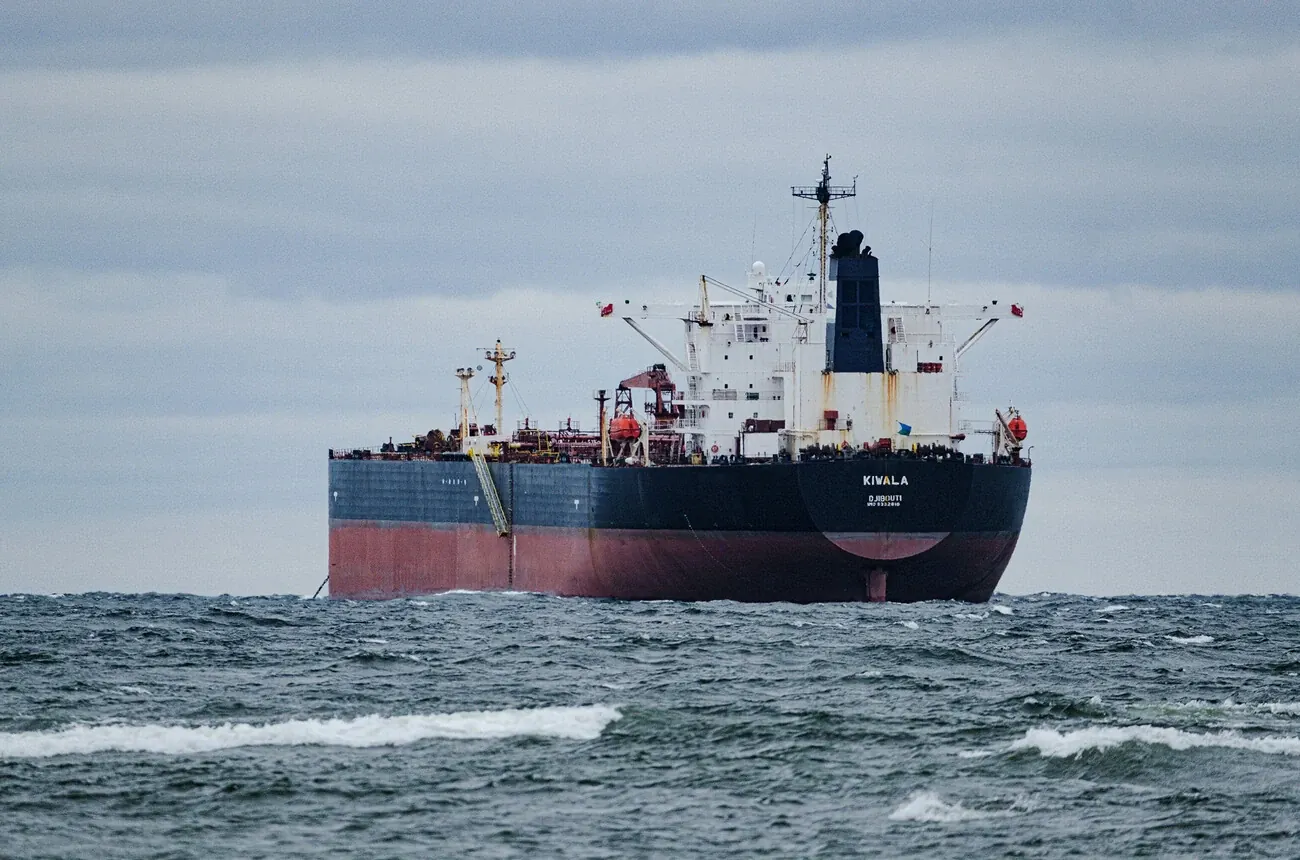 Estonia denuncia incursión aérea rusa en su territorio durante la intercepción de un buque de la “flota fantasma”