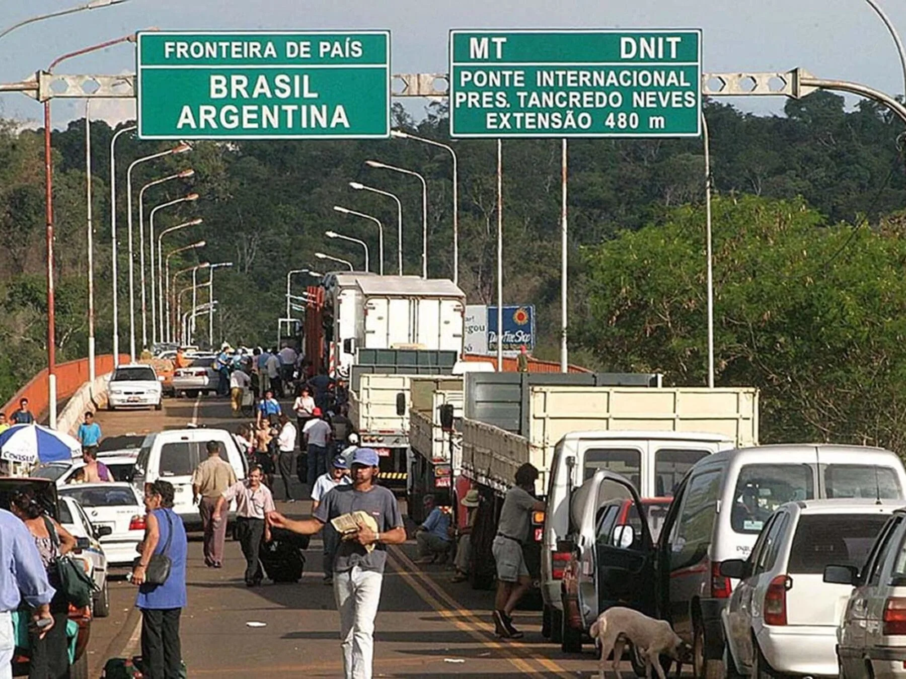 El Gobierno argentino implementa una reforma migratoria con expulsiones inmediatas y nuevas exigencias para extranjeros