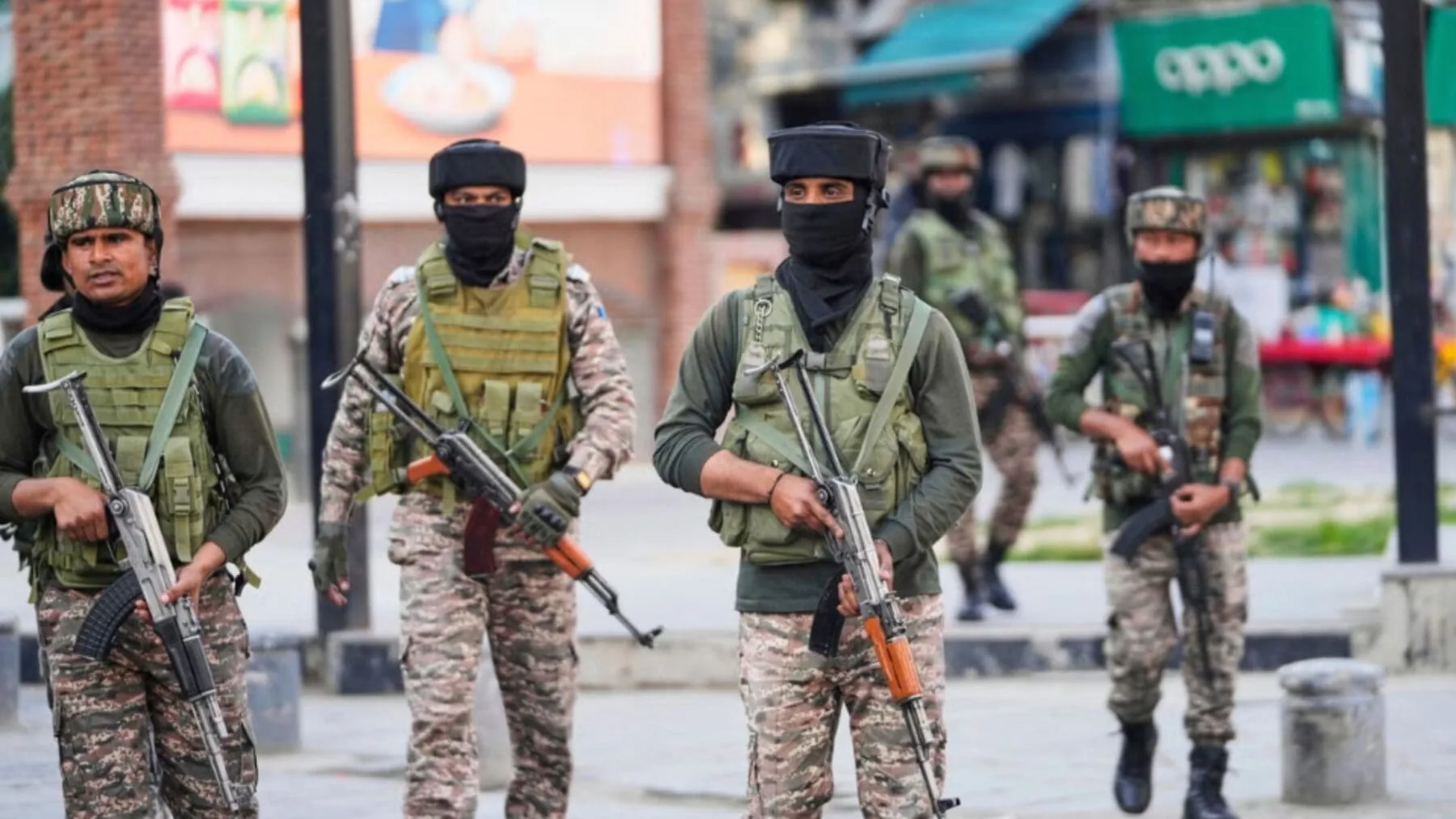 Las Fuerzas armadas de Pakistán declaran estar en guerra con la India, mientras se intensifican los combates