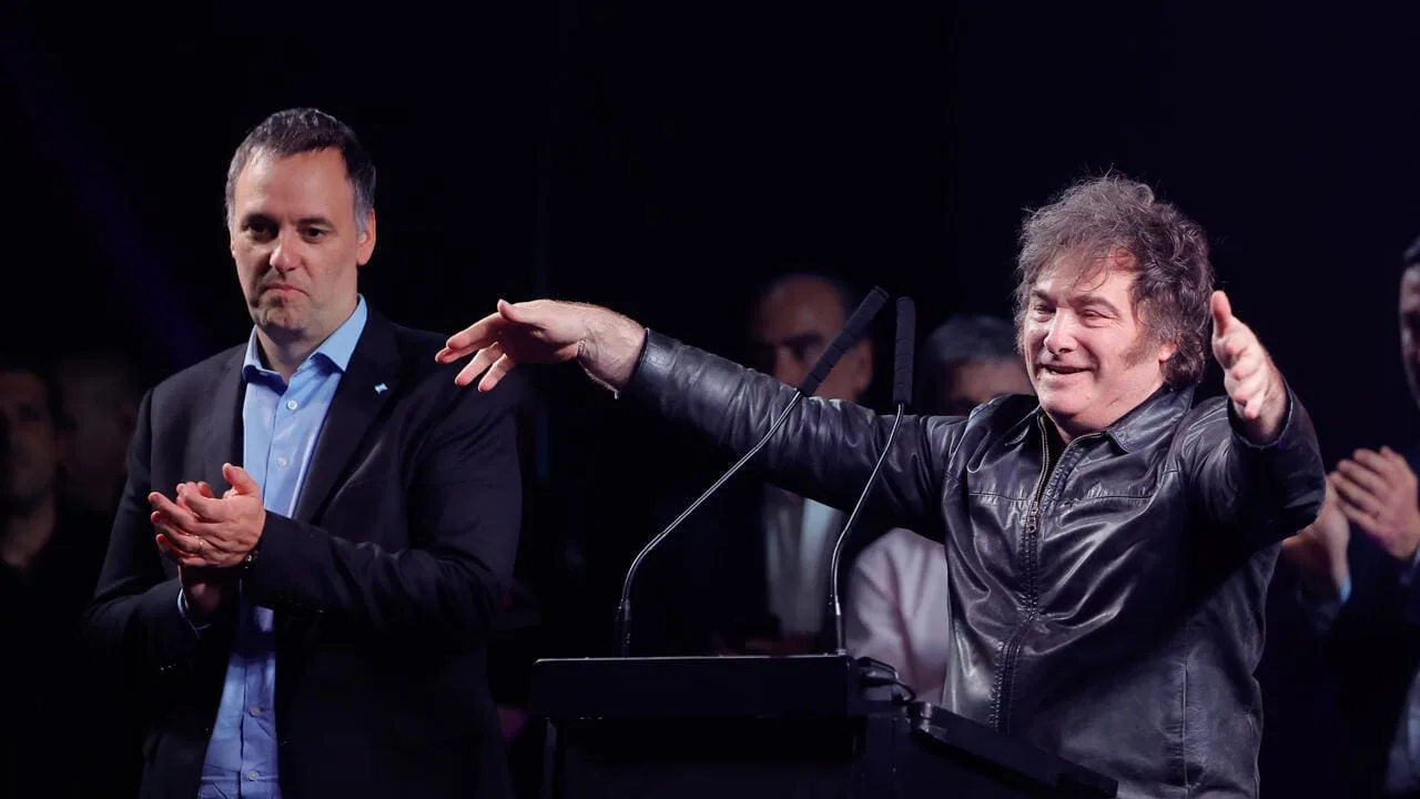 El vocero presidencial Manuel Adorni con Javier Milei.
Creditos/Archivo