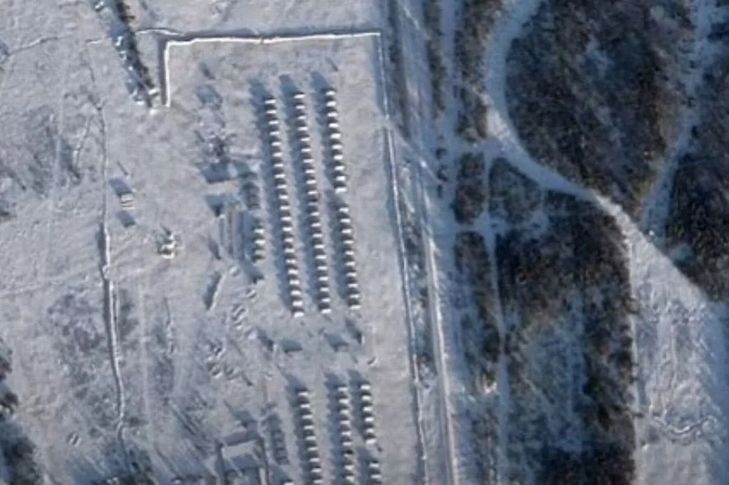 Imágenes satelitales muestran el avance y el desarrollo de actividades militares de Rusia cerca de la frontera con Finlandia