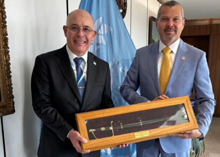 El Prefecto Nacional Naval, prefecto general Guillermo José Giménez Pérez, se reunió con el Secretario General de la Organización Marítima Internacional (OMI), Arsenio Domínguez Velasco, en el marco de la participación de la Autoridad Marítima nacional en el “110° Período de Sesiones del Comité de Seguridad Marítima” (MSC 110).