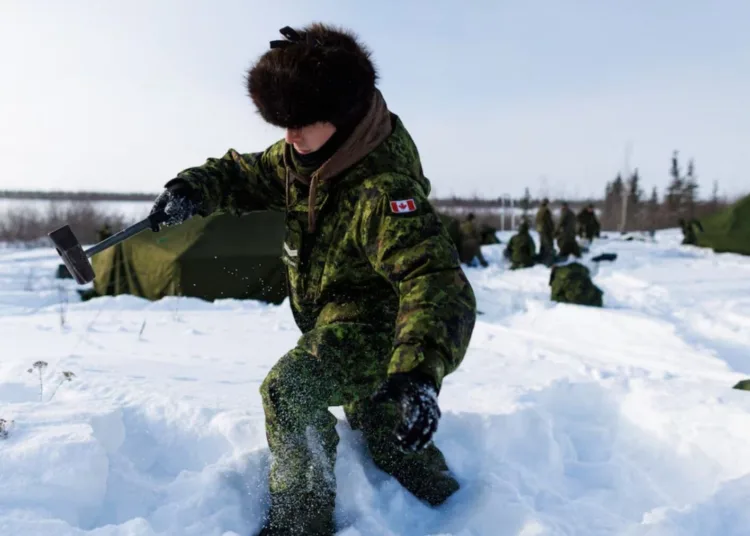 Soldados canadienses acampan durante la Operación Nanook, la operación anual de entrenamiento y soberanía en el Ártico de las Fuerzas Armadas canadienses, en Inuvik, Territorios del Noroeste.COLE BURSTON/AFP/Getty Images