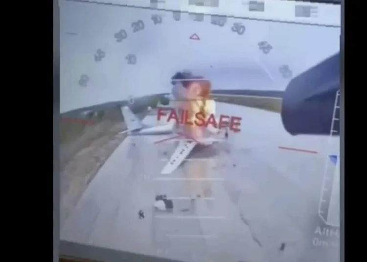 Imagen tomada de un video difundido el 1 de junio de 2025 por una fuente del Servicio de Seguridad de Ucrania muestra un dron ucraniano atacando aviones rusos en lo profundo del territorio enemigo. Créditos: AP/Servicio de Seguridad de Ucrania