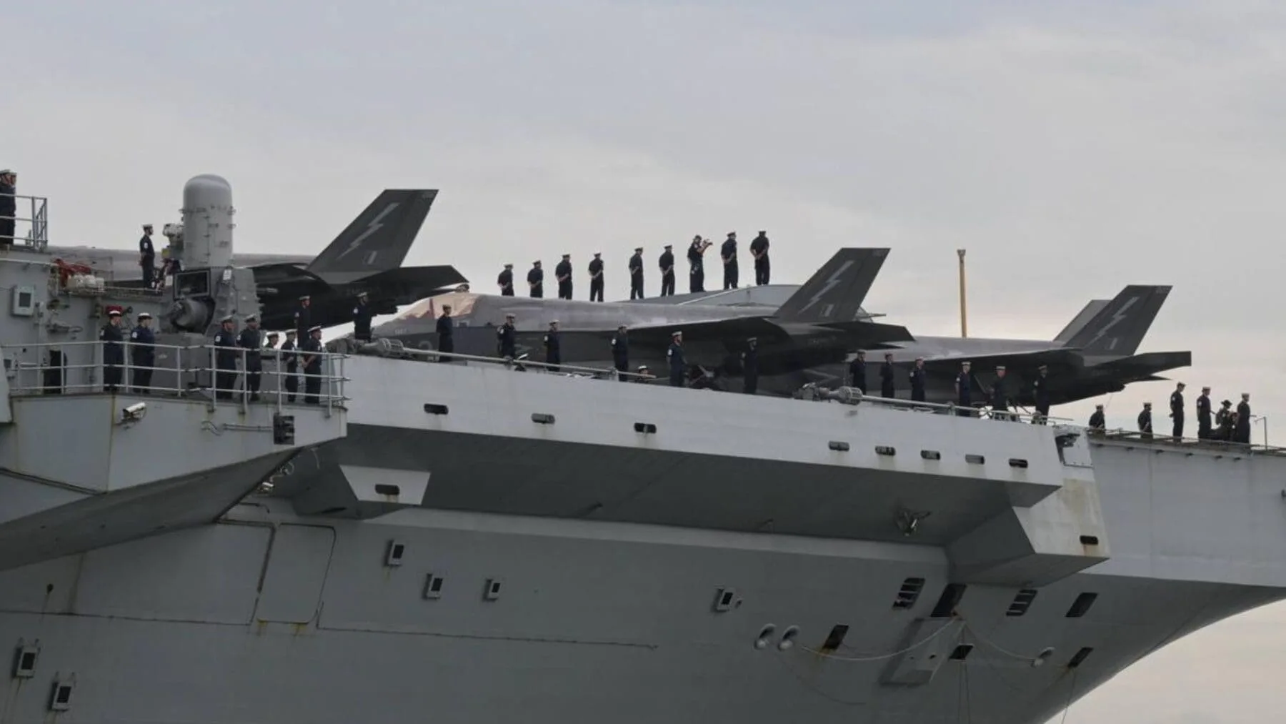 En el marco del despliegue por el Indo Pacífico, el portaaviones británico HMS Prince of Wales arribó a Singapur para realizar operaciones conjuntas