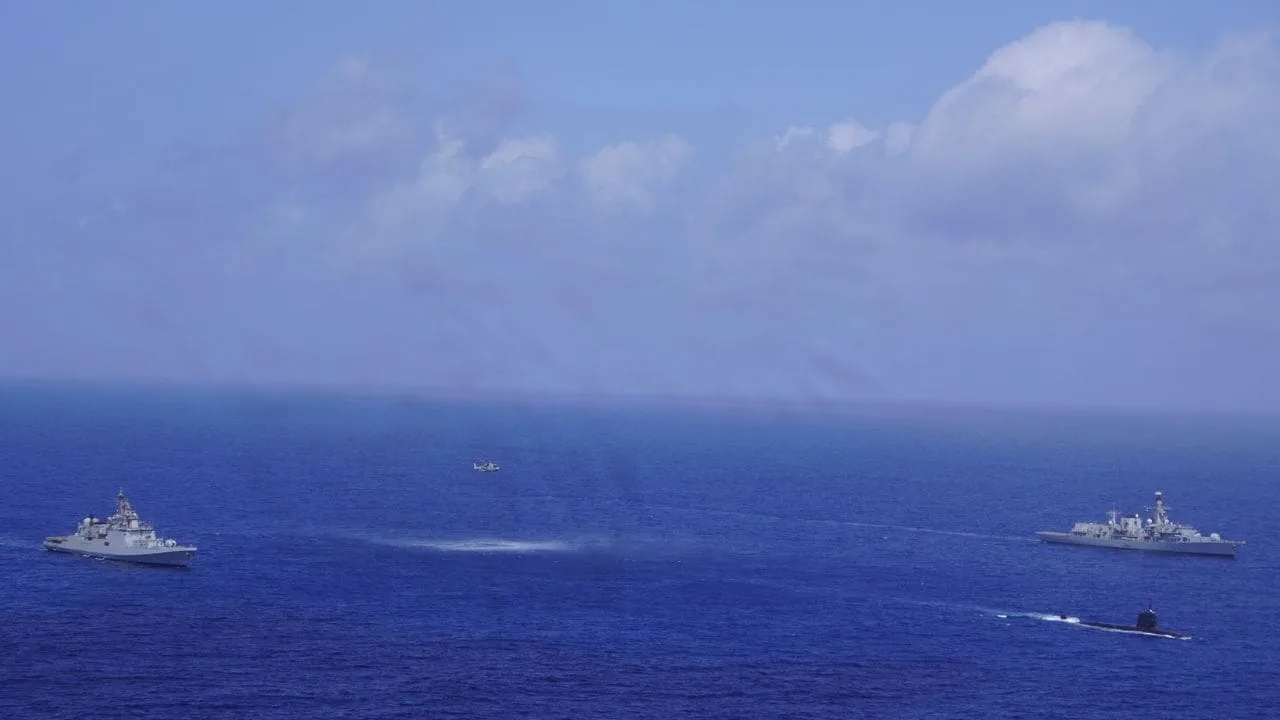 En el marco del despliegue en el Indo-Pacífico, el portaaviones británico Prince of Wales realizó ejercicios navales con la Armada de India