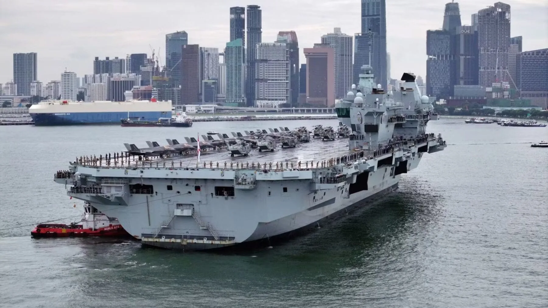En el marco del despliegue por el Indo Pacífico, el portaaviones británico HMS Prince of Wales arribó a Singapur para realizar operaciones conjuntas