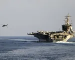 Portaaviones USS Dwight D. Eisenhower cruza el Estrecho de Ormuz hacia el Golfo Pérsico en noviembre de 2023. Créditos: Especialista en Información de Segunda Clase Ruskin Naval/AP