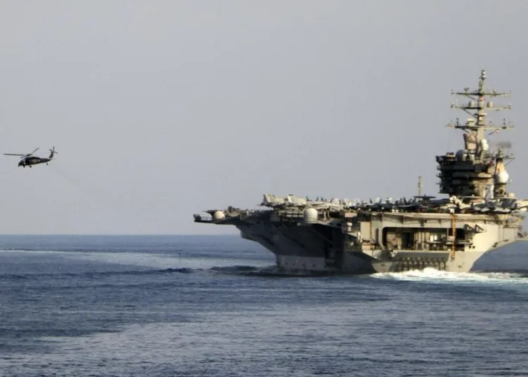 Portaaviones USS Dwight D. Eisenhower cruza el Estrecho de Ormuz hacia el Golfo Pérsico en noviembre de 2023. Créditos: Especialista en Información de Segunda Clase Ruskin Naval/AP