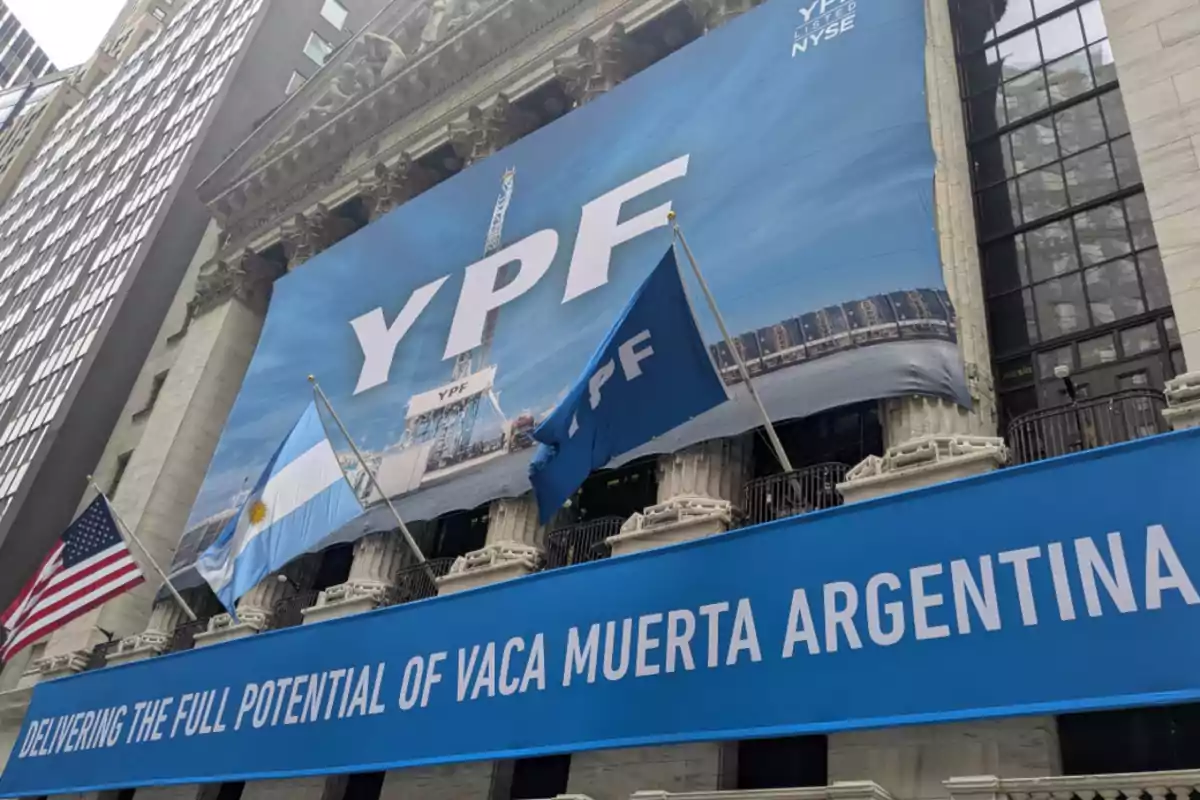 La justicia de Estados Unidos le ordenó a la Argentina transferir el 51% de YPF a los demandantes por la expropiación del año 2012
