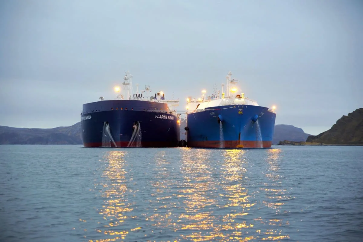 Imágenes satelitales muestran que planta de GNL de Rusia en el Ártico continúa recibiendo buques sancionados y reaviva las sospechas sobre una reactivación de exportaciones