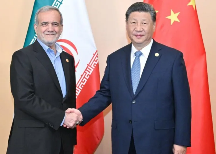El presidente de China, Xi Jinping, con el ministro de Asuntos Exteriores de Irán