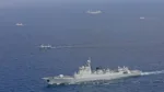 El destructor de misiles guiados Urumqi de la armada china, al frente, es visto en el Golfo de Adén el 20 de octubre de 2023. Japón envió buques y aviones para interceptar una flotilla china que había estado en el Pacífico Occidental la semana pasada. MenosWANG YUANFANG/XINHUA VIA GETTY IMAGES