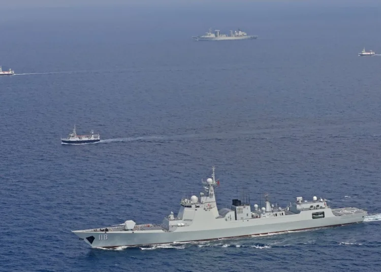 El destructor de misiles guiados Urumqi de la armada china, al frente, es visto en el Golfo de Adén el 20 de octubre de 2023. Japón envió buques y aviones para interceptar una flotilla china que había estado en el Pacífico Occidental la semana pasada. MenosWANG YUANFANG/XINHUA VIA GETTY IMAGES