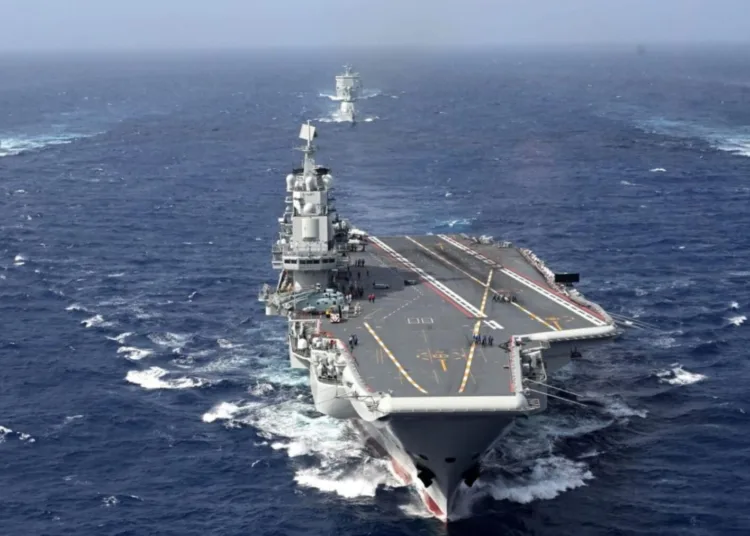 El portaaviones Liaoning del Ejército Popular de Liberación de Japón, visto en unos ejercicios el año pasado, se unió este mes al Shandong para navegar cerca de la isla japonesa de Iwo Jima (Pu Haiyang/Xinhua via Getty Images)