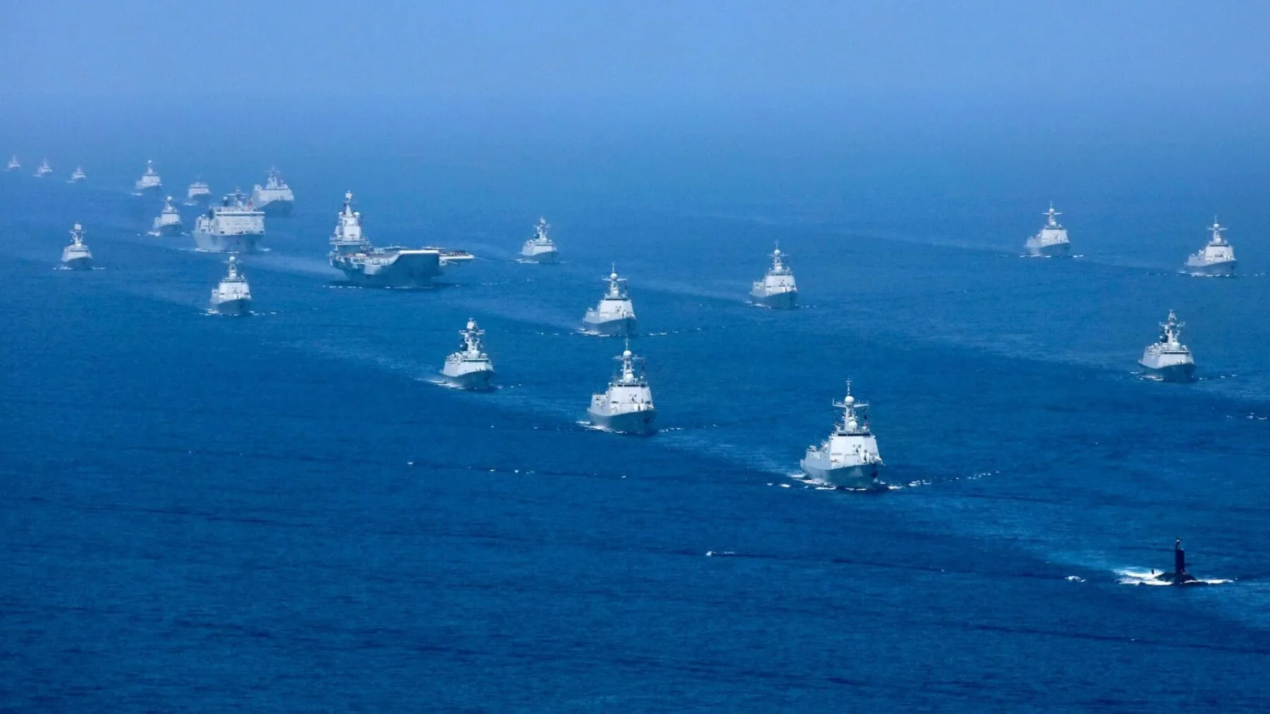 Los medios estatales chinos publicaron esta foto de los mayores ejercicios navales del país en décadas, realizados la semana pasada frente a la isla de Hainan. Una analista comparó esos ejercicios con un desfile militar, pero señaló que los simulacros con fuego real de China el miércoles en el estrecho de Taiwán fueron "una advertencia". Crédito... Li Gang/Xinhua, vía Associated Press