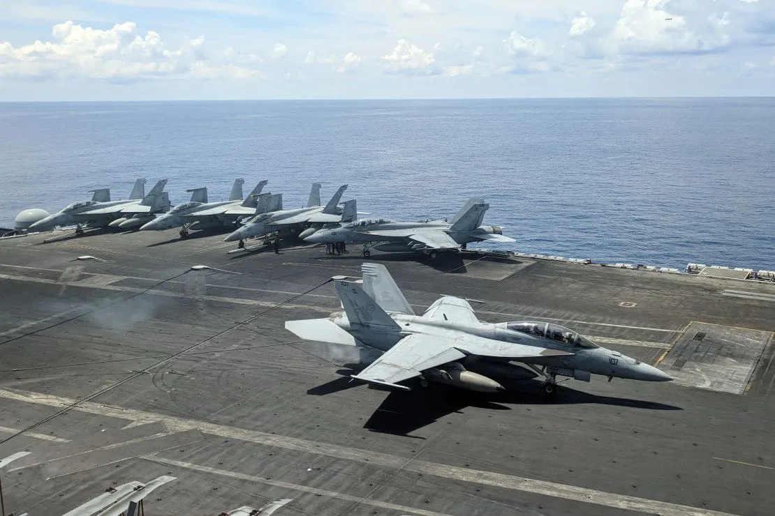 Imágenes satelitales muestran a Estados Unidos reforzando su despliegue naval y aéreo en Medio Oriente ante posibles hostilidades con Irán