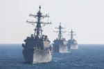 Los destructores de la clase Arleigh Burke USS Bainbridge (DDG 96) (frente), USS Forrest Sherman (DDG 98) (centro) y USS Roosevelt (DDG 80), transitan el Océano Atlántico en formación detrás del USS Mahan (DDG 72) durante un ejercicio de tránsito por estrechos el 20 de marzo de 2025.