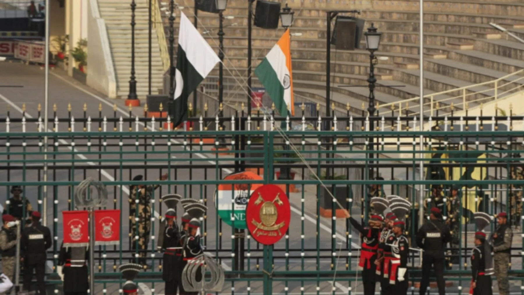 Aunque persisten las advertencias, Pakistán y la India reducen sus tropas en la frontera