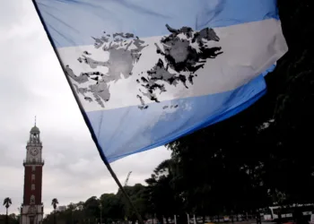 Bandera argentina con las islas Malvinas