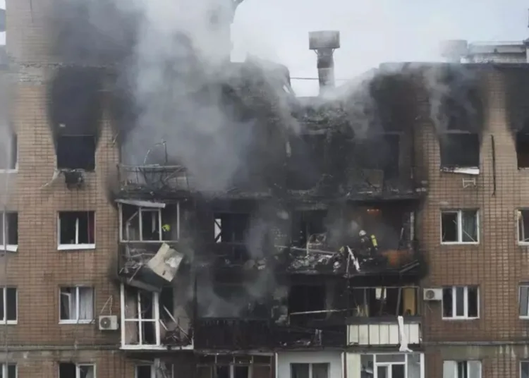 Vista tras un ataque ruso que alcanzó un edificio residencial en Kharkiv, Ucrania, el sábado 7 de junio de 2025. (AP Photo/Andrii Marienko)