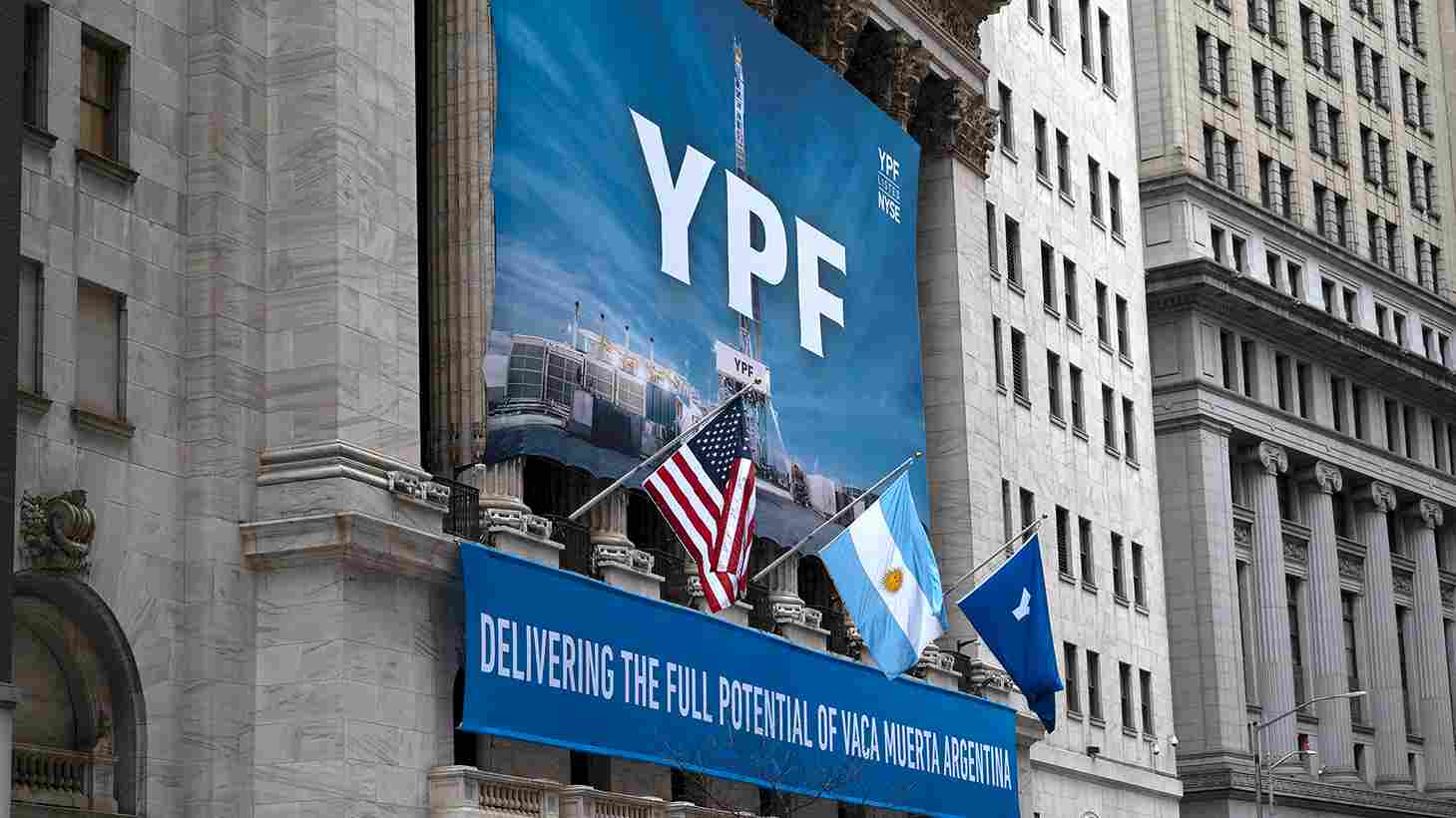 La justicia de Estados Unidos le ordenó a la Argentina transferir el 51% de YPF a los demandantes por la expropiación del año 2012