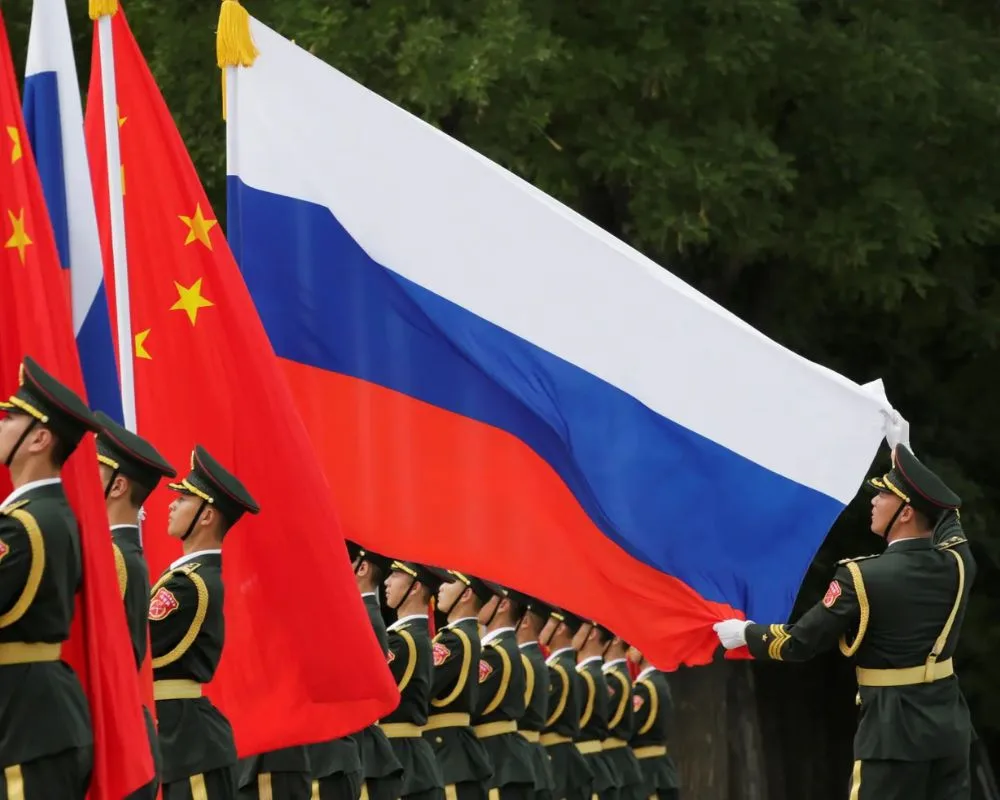 Rusia y China podrían lanzar un ataque doble que desate la Tercera Guerra Mundial, alerta la OTAN