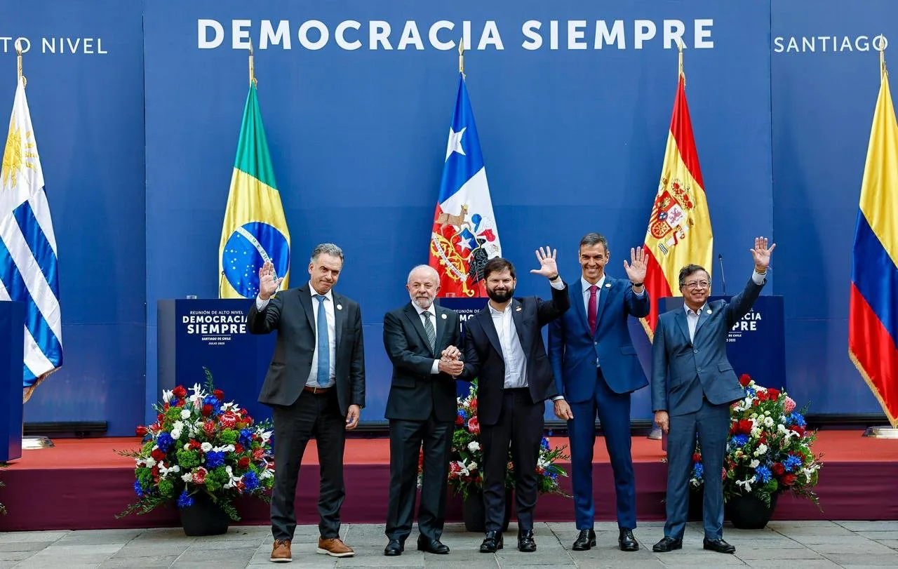 Presidentes de Brasil, España, Colombia, Uruguay y Chile unen fuerzas para defender la democracia global frente al avance del extremismo