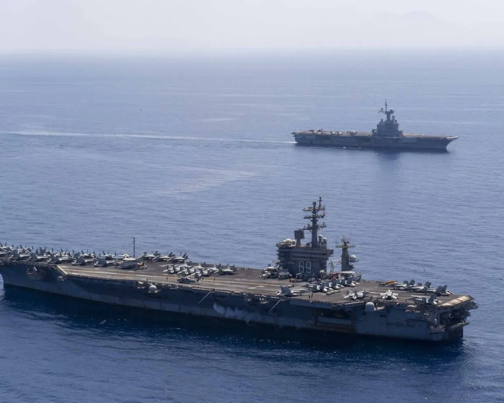 Portaaviones clase Nimitz USS Dwight D. Eisenhower (CVN-69) y el portaaviones francés FS Charles De Gaulle (R91) participan en un ejercicio en el mar Mediterráneo, 2 de mayo de 2024. Créditos: Armada de EE.UU.