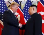 Donald Trump y Kim Jong Un se saludan en la cumbre de Hanoi de 2019. Créditos: Leah Millis/Reuters