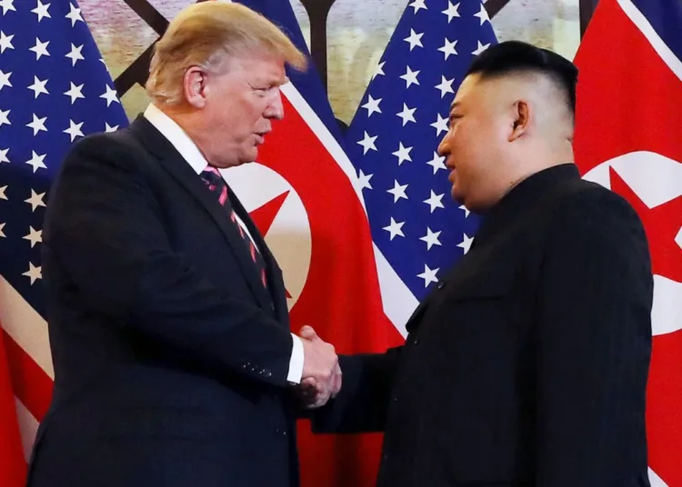 Donald Trump y Kim Jong Un se saludan en la cumbre de Hanoi de 2019. Créditos: Leah Millis/Reuters