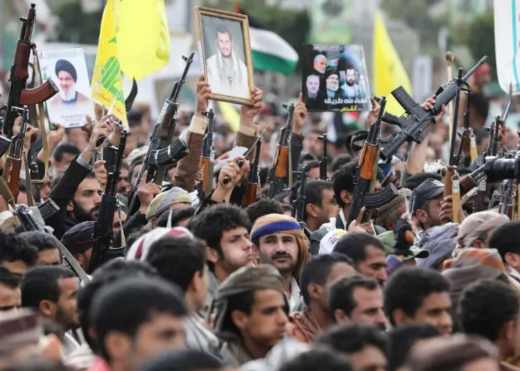 Manifestantes, en su mayoría partidarios de los Houthi, sostienen armas mientras se concentran para mostrar su apoyo a los palestinos y al Hezbolá libanés en Saná, Yemen, 8 de noviembre de 2024.