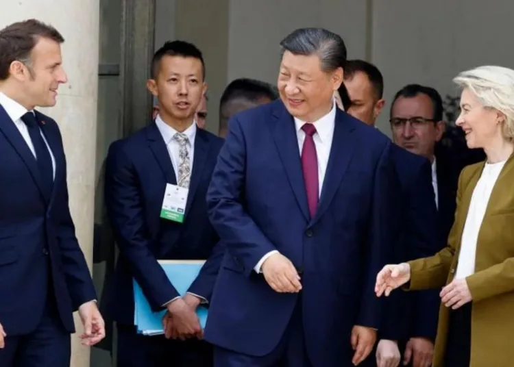 Presidente francés, Emmanuel Macron, (izquierda), presidente chino, Xi Jinping (centro), presidenta de la Comisión Europea, Úrsula von der Leyen (derecha). Créditos: AFP