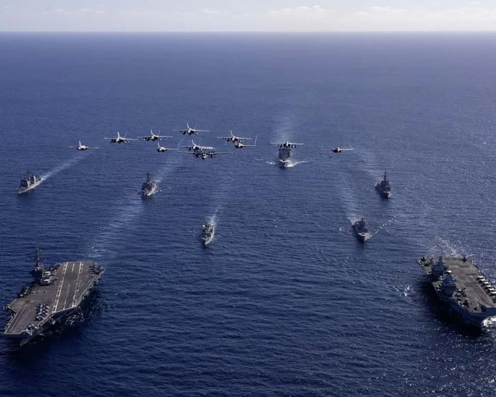 Portaaviones de Reino Unido y EE.UU. despliegan fuerza total en el Indo-Pacífico frente a China