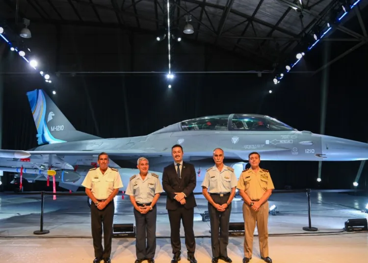 La adquisición de aviones F-16 y blindados Stryker, junto con acuerdos de interoperabilidad bajo estándares OTAN, consolidan a Buenos Aires como socio estratégico de Washington en el Cono Sur.. Créditos: Ministerio de defensa de la República Argentina