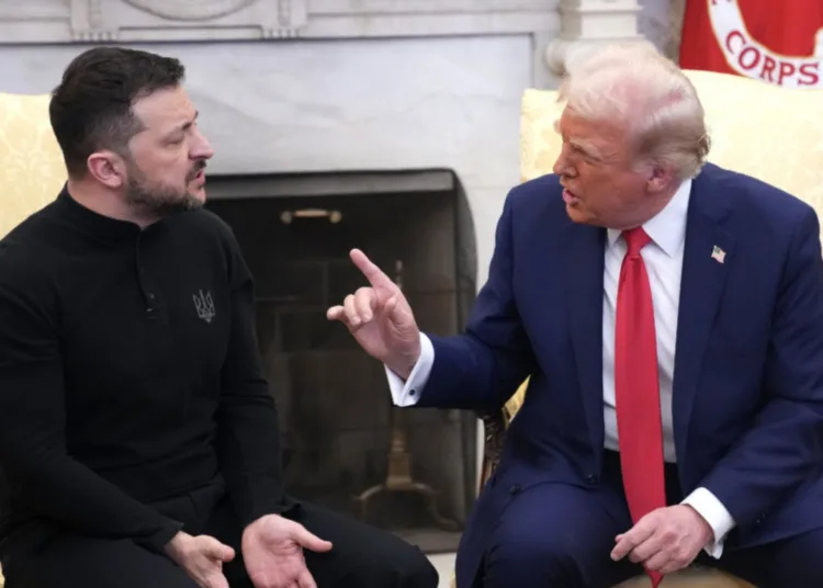 Donald Trump y Volodímir Zelenski durante la infame encerrona en el despacho oval de la Casa Blanca, en la que el presidente de EEUU exhibió su alianza incondicional con Putin. (Washington D.C., 28 de febrero de 2025). Créditos: GETTY
