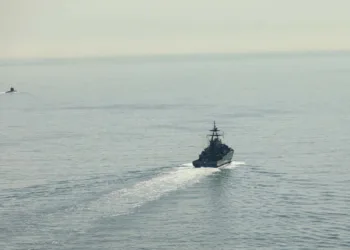 El HMS Mersey en primer plano rastrea Novorossiysk y Yakov Grebelski.