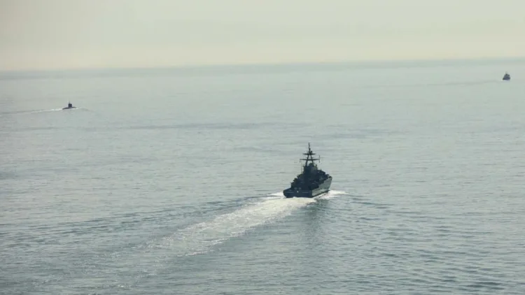 El HMS Mersey en primer plano rastrea Novorossiysk y Yakov Grebelski. Foto de la Marina Real Británica