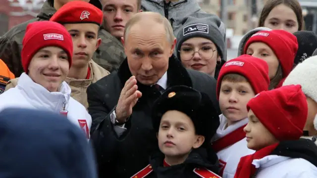 Rusia recluta a menores para programas de drones a través de juegos, incentivos educativos y recompensas digitales