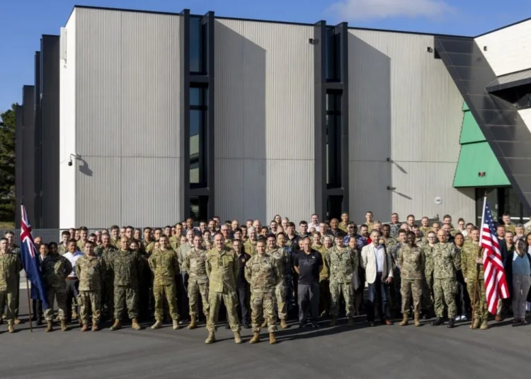 Miembros de Australia y EE.UU. en la Conferencia de Desarrollo Conceptual de Talisman Sabre 2025, en Canberra. Créditos: Emma Schwenke/Ejército de EE.UU.