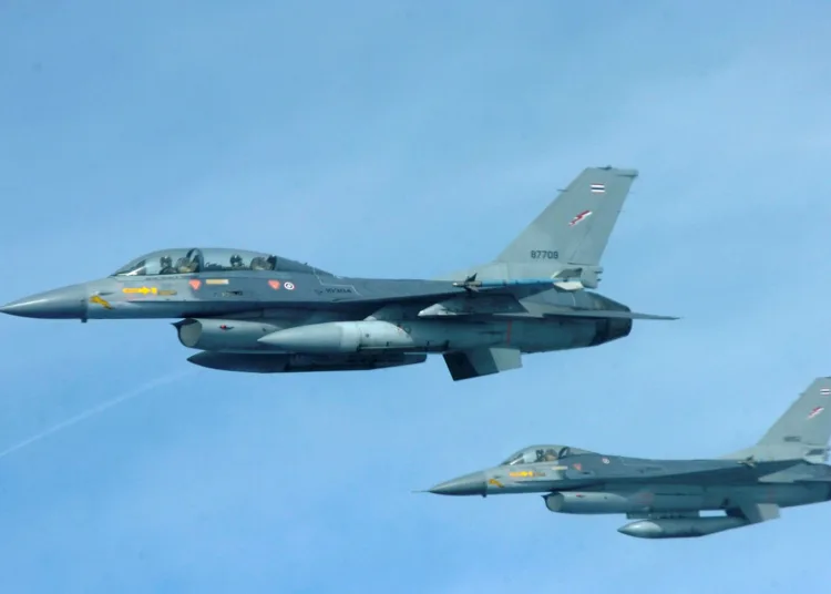 Dos aviones F-16 de la Real Fuerza Aérea de Tailandia vuelan en formación el 17 de marzo de 2009, como parte de las misiones aéreas del ejercicio Cope Tiger en Korat, Tailandia. Cope Tiger es un ejercicio anual multilateral destinado a demostrar capacidades conjuntas y multinacionales, así como a mejorar la interoperabilidad entre Estados Unidos, Tailandia y la República de Singapur. (Foto del Cuerpo de Marines de EE.UU. por la cabo Melani R. Stemmler/Publicado)