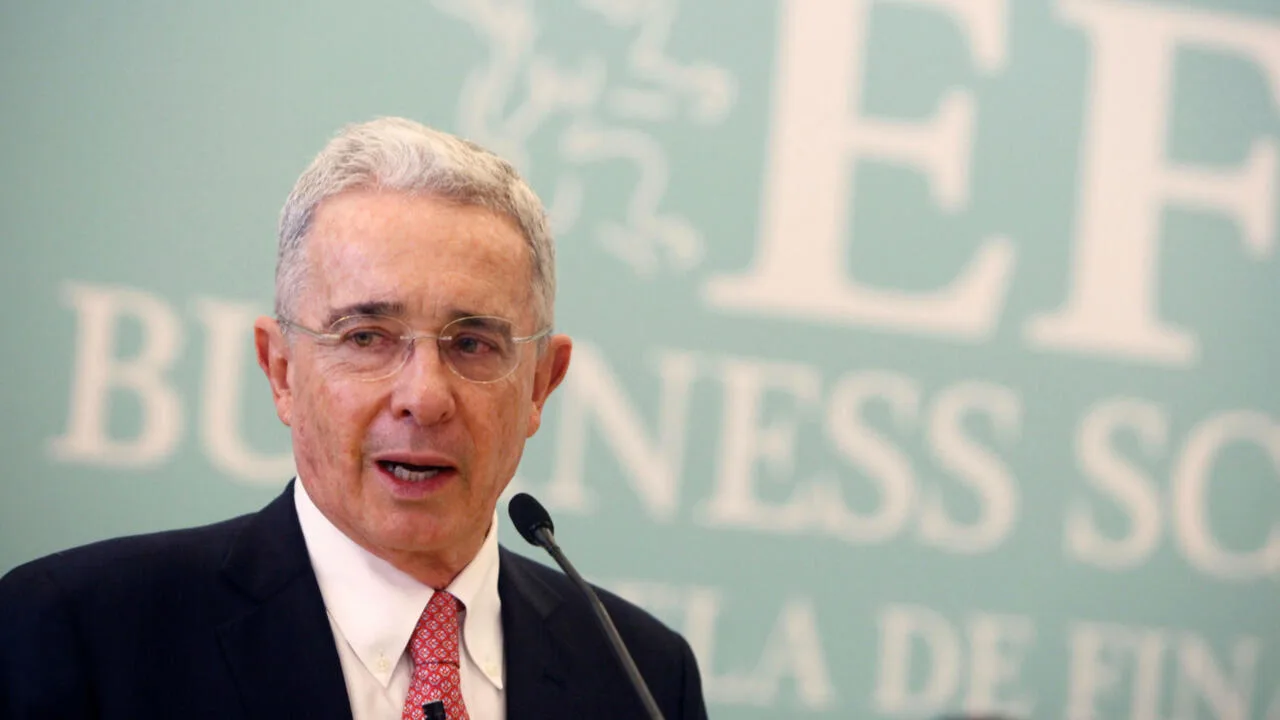 Expresidente de Colombia, Álvaro Uribe, es declarado culpable por soborno y fraude procesal