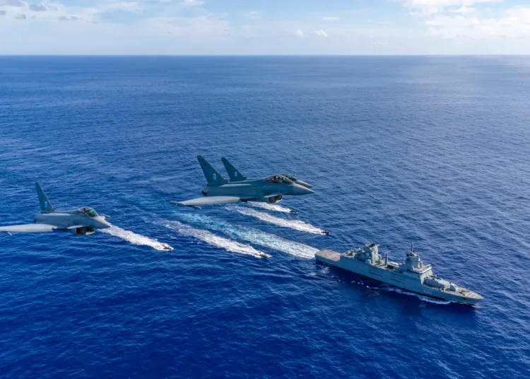 Los Eurofighter EF2000 de la Fuerza Aérea Alemana sobrevuelan la fragata Baden-Württemberg frente a la costa de Hawái durante los ejercicios conjuntos Pacific Skies 2024 y Pacific Waves, el 30 de julio de 2024.