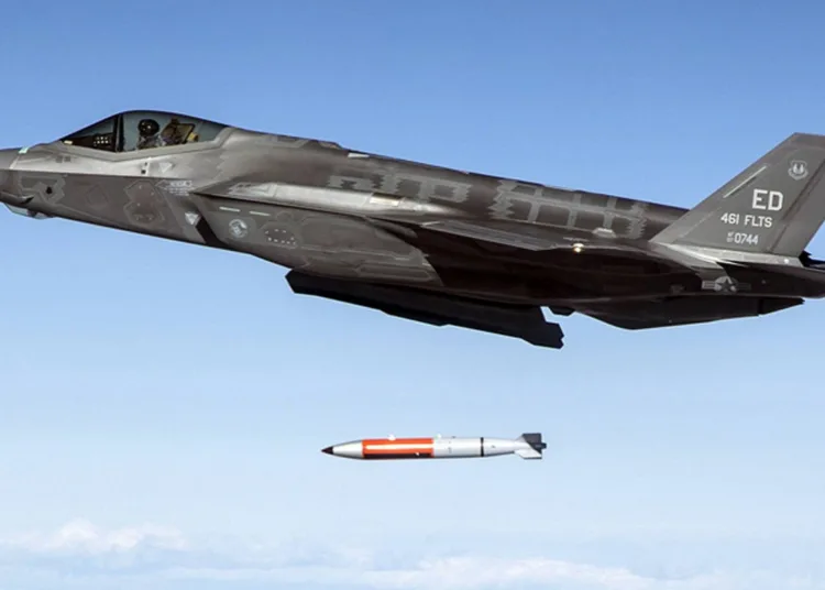La B61-12 LEP "es vital para mantener la credibilidad de la capacidad de disuasión nuclear lanzada desde el aire de Estados Unidos y para garantizar nuestra capacidad continua de disuadir de amenazas a nuestra nación y, lo que es más importante, a nuestros aliados", explicó la administradora de la NNSA, Jill Hruby, durante una celebración virtual de la primera unidad de producción de la bomba. Crédito a: DOD F-35 Joint Program Office