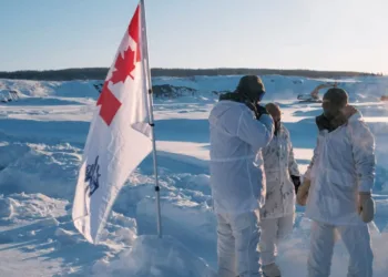 Imagen de la bandera de Canadá en el Ártico